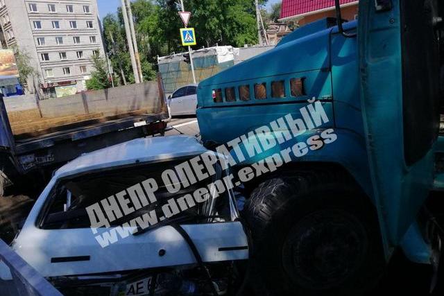 В Днепре бетономешалка протаранила 3 автомобиля