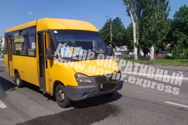 В Днепре маршрутка влетела в Volkswagen: есть пострадавшие