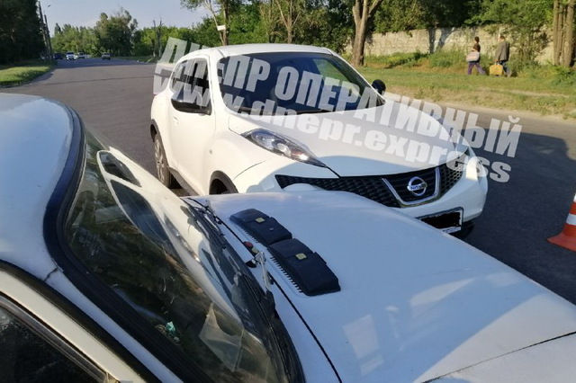 В Днепре на Богдана Хмельницкого ВАЗ врезался в Nissan