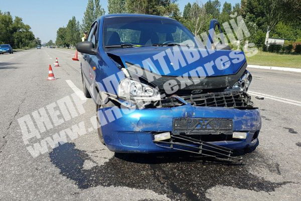 В Днепре на Маршала Малиновского Lada врезалась в Volkswagen: есть пострадавшие