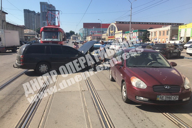 В Днепре на Шмидта Opel столкнулся с Hyundai: видео момента ДТП