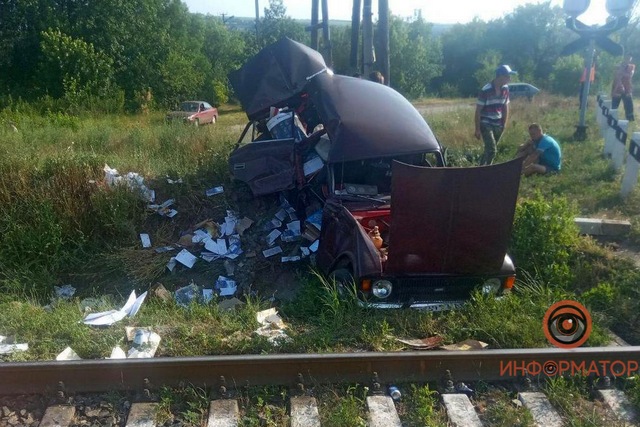 Под Днепром на ж/д переезде тепловоз протаранил «Москвич»
