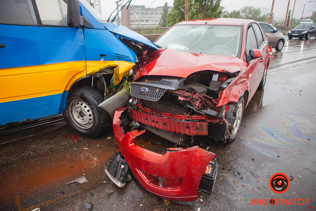 В Днепре на Амурском мосту столкнулись Ford, Mitsubishi и Mercedes: пострадала девушка