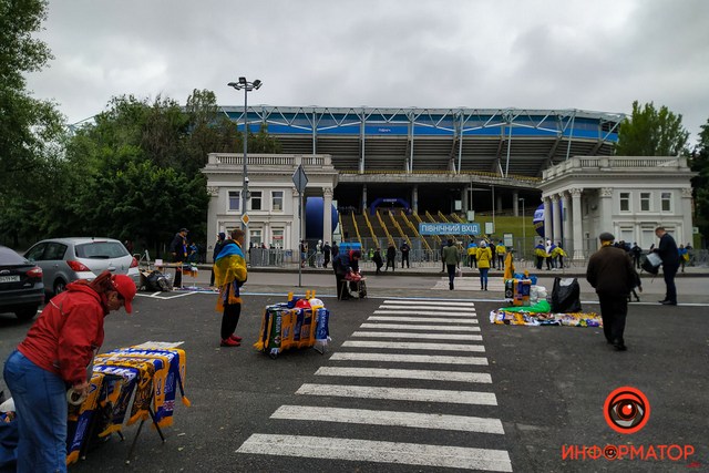 Кордон полиции и продавцы атрибутики: что происходит возле «Днепр-Арены»