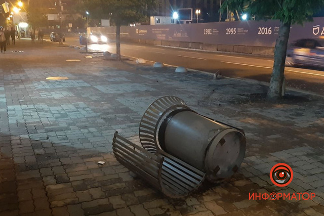 В Днепре возле ЦУМа Volkswagen вылетел на тротуар и снес урну: водитель скрылся