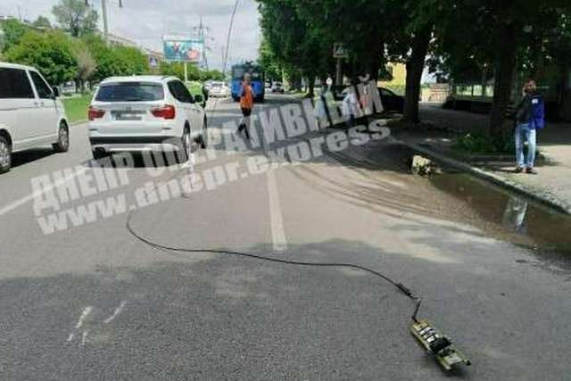 В Днепре на Поля произошел обрыв контактной сети троллейбуса: повреждены два автомобиля