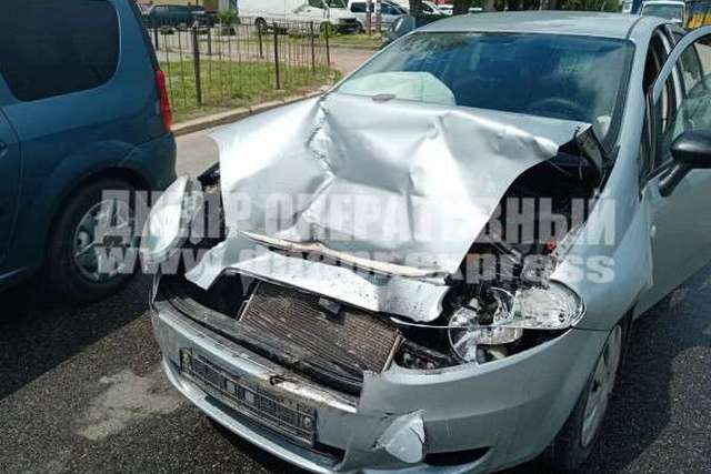 В Днепре на Богдана Хмельницкого Fiat въехал в ВАЗ, есть пострадавший