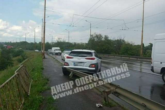 В Днепре на Амурском мосту Hyundai вылетел в ограждение