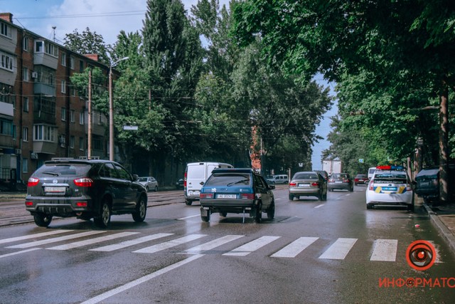 В Днепре на проспекте Богдана Хмельницкого BMW сбил двух девушек на пешеходном переходе