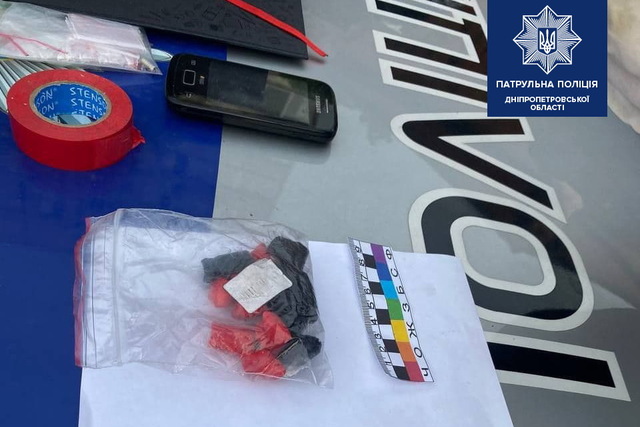 На Мандрыковской задержали мужчину с 17 свертками с наркотиками