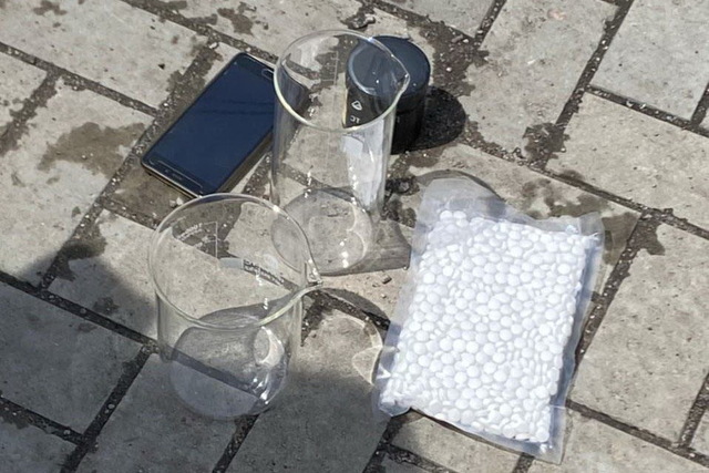 У днепрянина обнаружили тысячу таблеток с псевдоэфедрином и лабораторные колбы