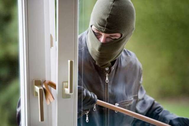 В Днепре двое неизвестных пробрались в административное здание и вынесли офисную технику