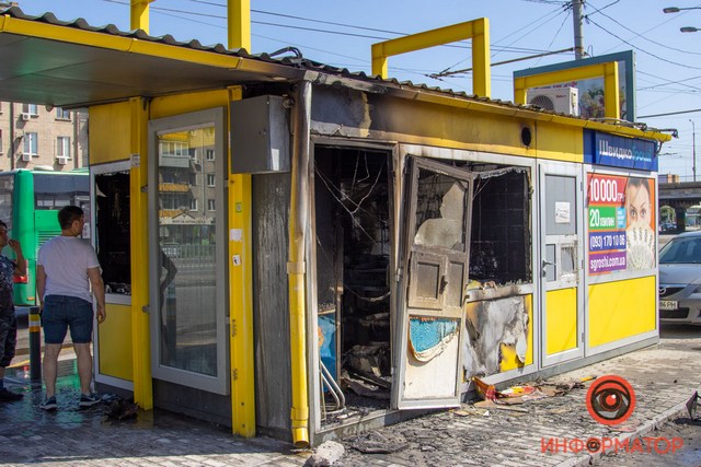 В Днепре на Слобожанском проспекте горел киоск с шаурмой