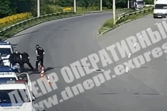 В Днепре на Гаванской пьяный водитель врезался в отбойник и оказывал сопротивление полиции