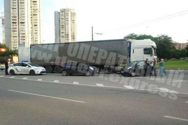 Тройное ДТП в Днепре: на Набережной Победы столкнулись грузовик, Nissan и Kia