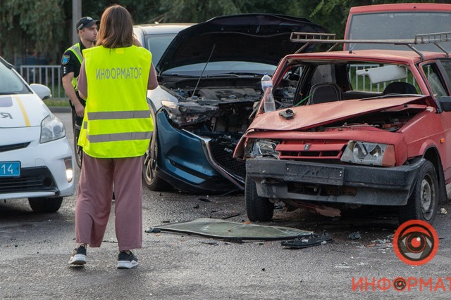 В Днепре на Метростроевской столкнулись ВАЗ и Mazda