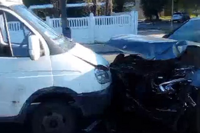 В Днепре Mercedes врезался в авто патрульных: пострадали двое полицейских