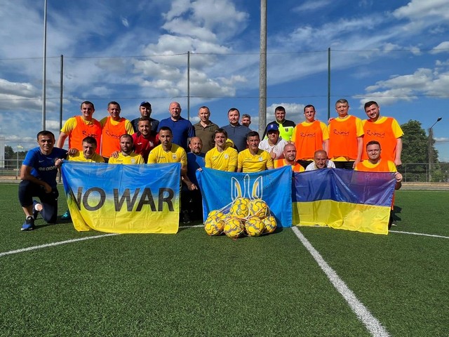 Легенды днепровского футбола помогают раненным бойцам и сыграли благотворительный матч