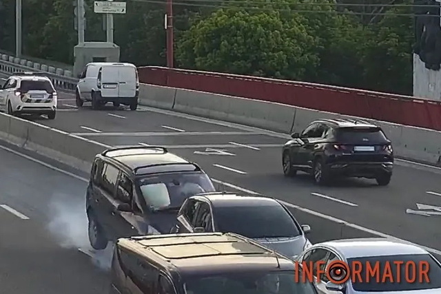 В Днепре на Новом мосту Nissan врезался в Volkswagen после того, как его протаранил Renault: видео момента