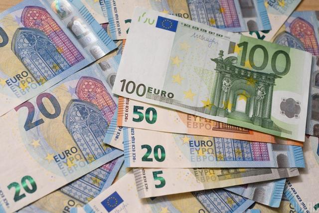 Украинцы массово бросились скупать евро: аналитик озвучил причины