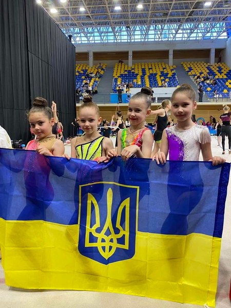 Гімнастки з Кам'янського на міжнародному турнірі у Румуії. Facebook/Комунальний заклад Спортсменки з Дніпропетровщини здобули п'ять медалей на міжнародному турнірі з художньої гімнастики у Румунії