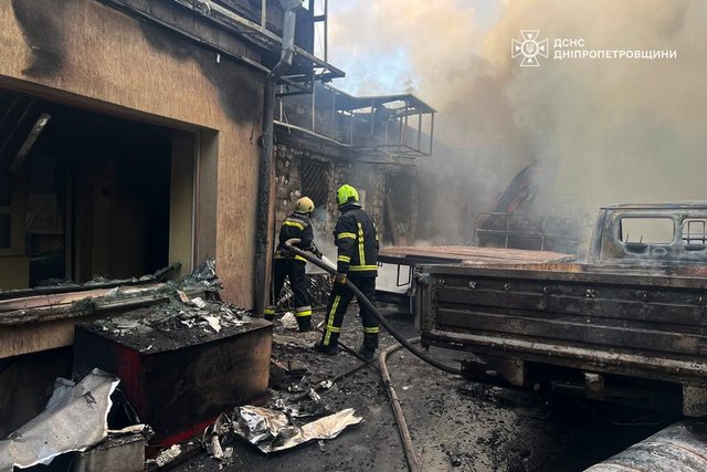 В Каменском спасатели ликвидировали масштабный пожар в складском здании