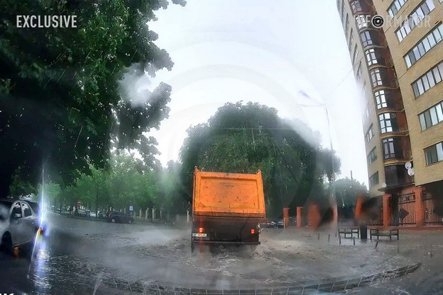 Деревья падают на автомобили и дороги, город накрыла стена дождя и града, а улицы превратились в реки: последствия непогоды в Днепре