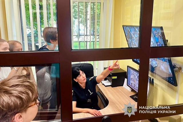Custody Records в Днепре: сотрудники по соблюдению прав человека вместе с психологом рассказали лицеистам о современных стандартах работы полиции