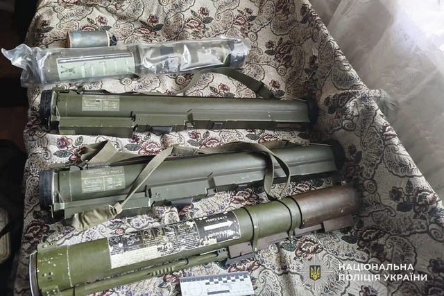 У Кам'янському поліцейські викрили чоловіка на незаконному зберіганні зброї та боєприпасів