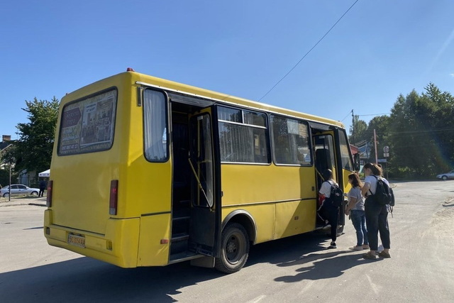 Жители Днепра жалуются на маршрутчика, который игнорирует пенсионеров на остановках