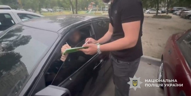 У Дніпрі чоловік використовував формений одяг поліцейського з розважальною метою