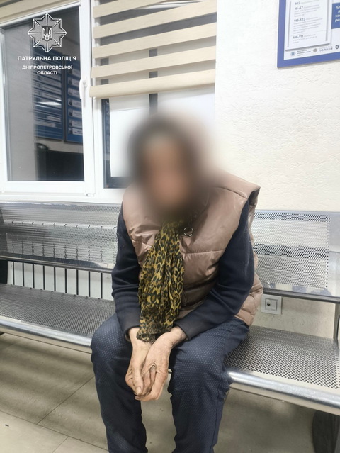 Патрульні допомогли повернути додому жінку, яка загубилася