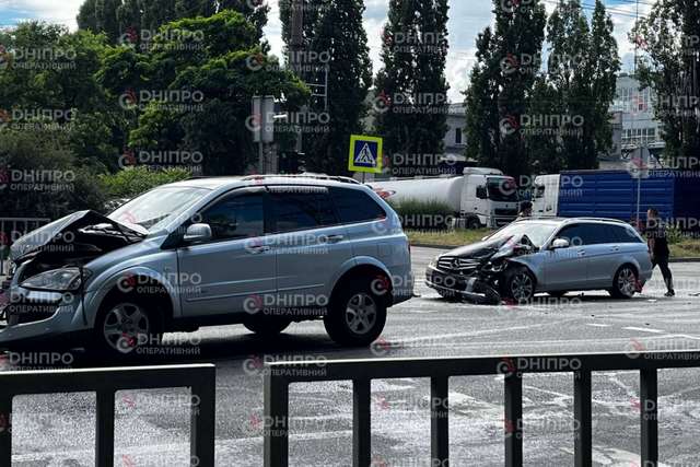 У Дніпрі на Січеславській Набережній зіткнулися Mercedes та SsangYong: подробиці з місця ДТП