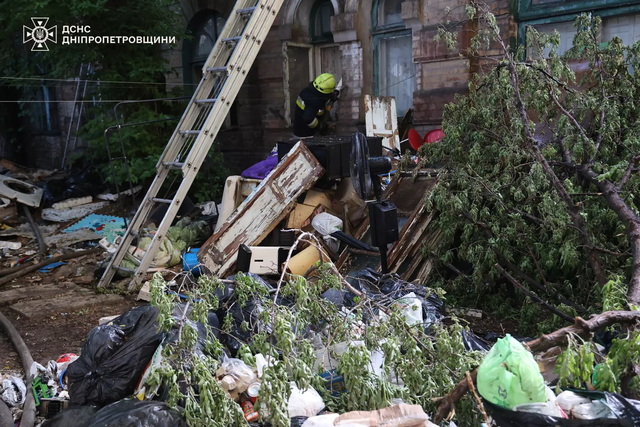 У центрі Дніпра вогнеборці ліквідували пожежу в покинутій будівлі