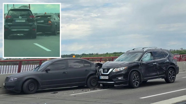 В Днепре на Новом мосту столкнулись Skoda и Nissan: образовалась большая пробка