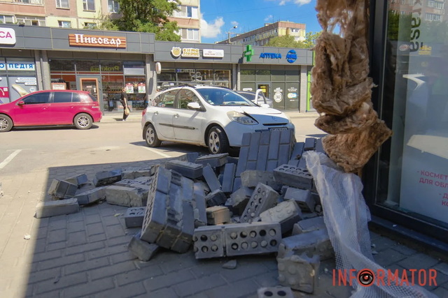 В Днепре в переулке Вольном Renault въехал в магазин косметики