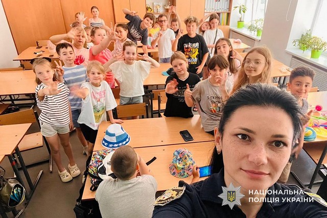 Ювенальные полицейские Днепра учат детей безопасности летом