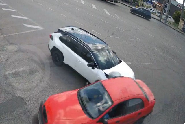 В Днепре на Запорожском шоссе водитель Toyota поехал на красный и влетел в Daewoo: момент ДТП