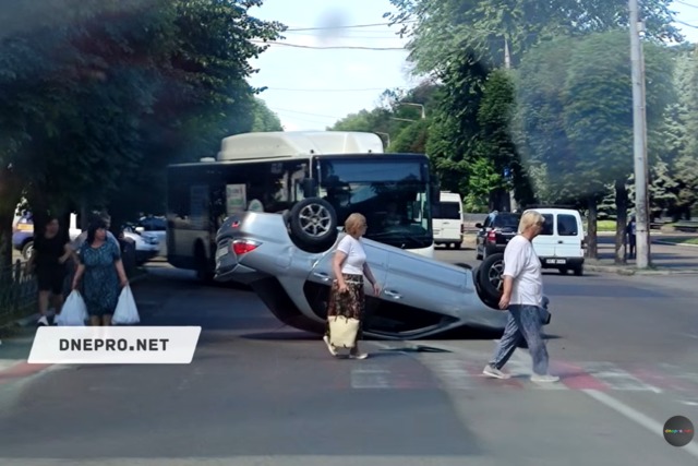 Видео момента ДТП: в Каменском Mitsubishi перевернулся на крышу после столкновения с Opel