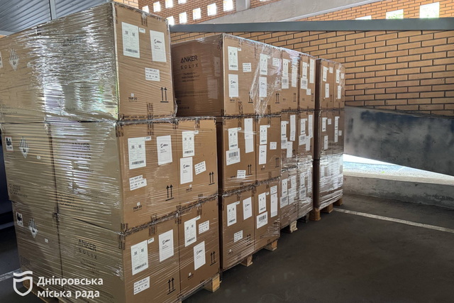 Дніпро отримав 47 зарядних станцій і понад 900 освітлювальних приладів від чеських партнерів