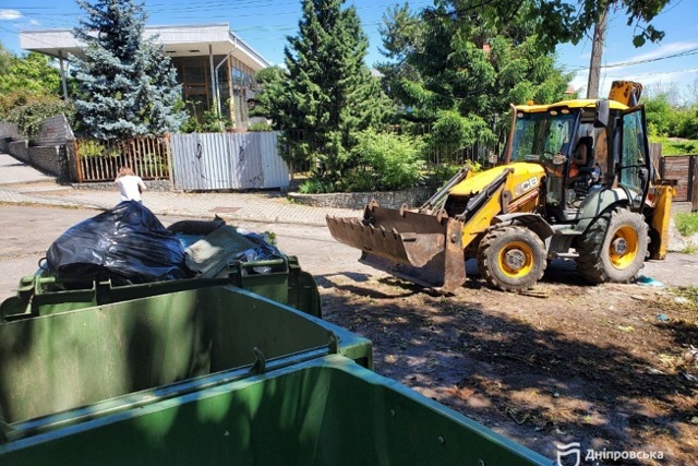 #Чистий_Дніпро: Комунальні служби Дніпра продовжують системно очищати двори та майданчики від побутового непотребу