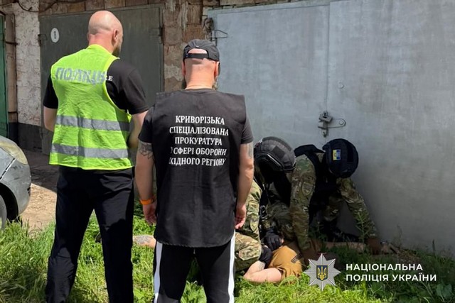 Полиция Кривого Рога задержала военнослужащего, причастного к незаконному сбыту оружия и боеприпасов