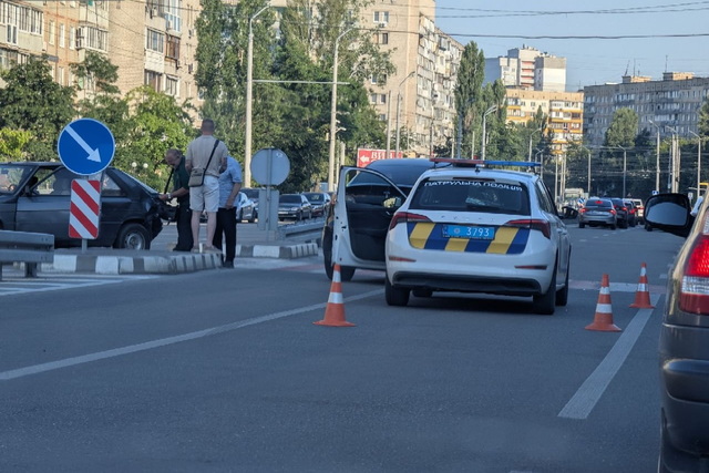 На проспекте Героев в Днепре авто после ДТП занесло на разделительный островок