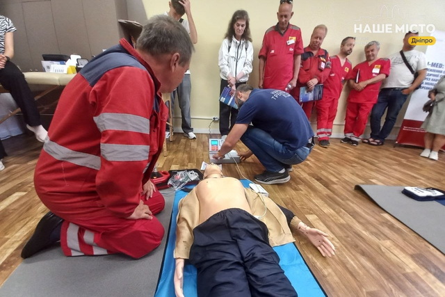 В Днепре в людных местах появились дефибрилляторы