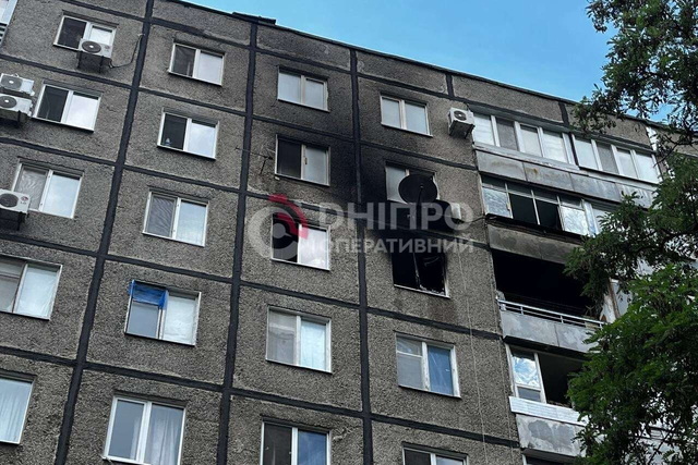 Над лівим берегом Дніпра здійнявся густий стовп диму: кадри та подробиці з місця події
