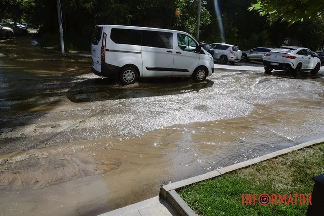 У Дніпрі на вулиці Короленка стався масштабний витік води: дороги перетворилися на бурхливі ріки