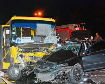 В ДТП в г. Кривой Рог два человека погибли и восемь госпитализированы
