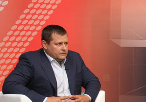  Գ ,        