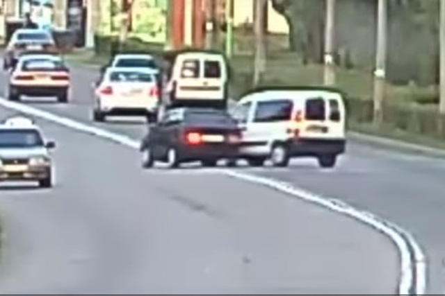 В результате ДТП на проспекте Юбилейном в Каменском машина оказалась на трамвайных путях