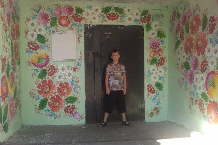 Каменская художница разрисовала свой подъезд в Петриковскую роспись